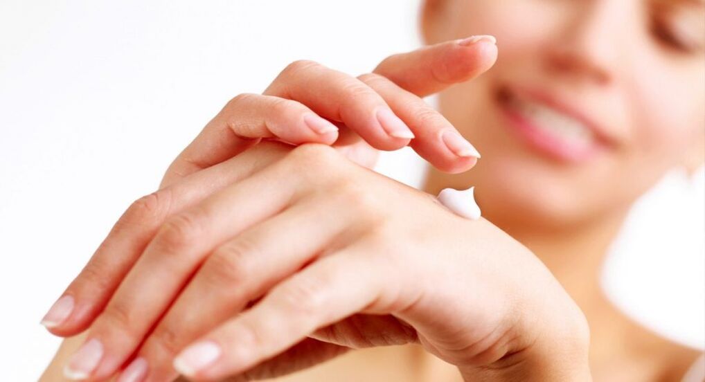 aplicación de crema de mans para rexuvenecer a pel